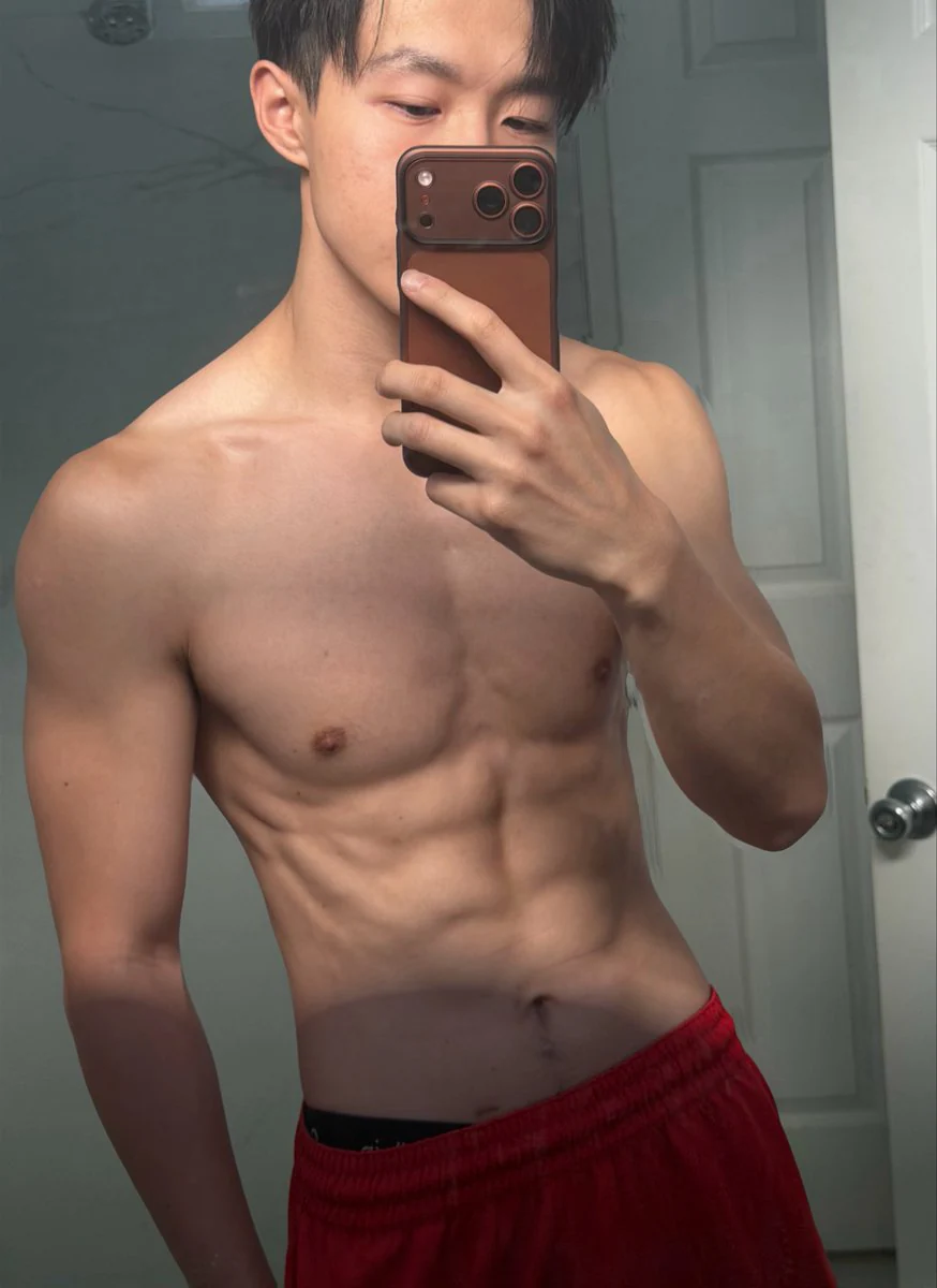 Alan 穿红色运动短裤的镜前健身照片